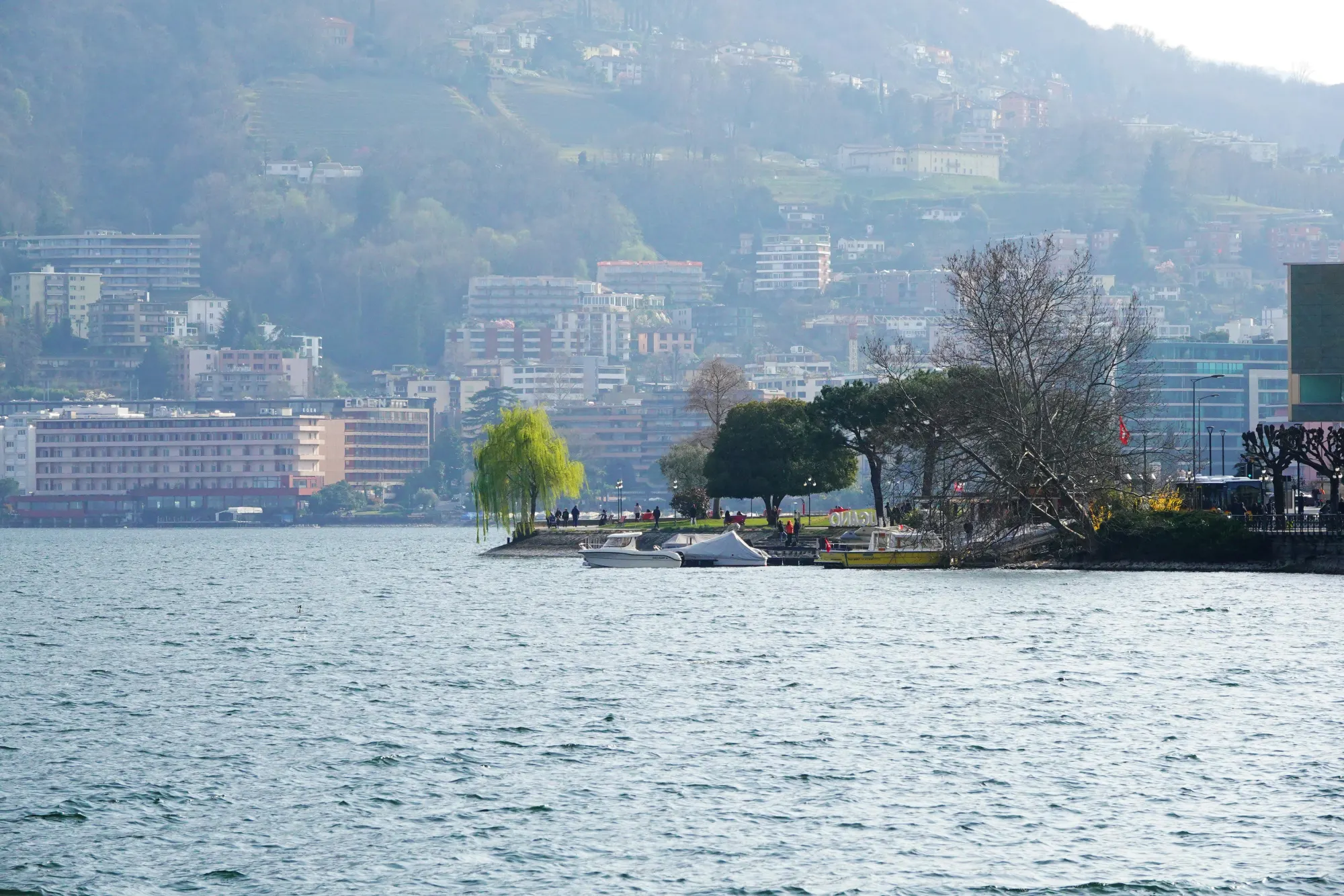Il lungolago di Lugano con le case sulla collina